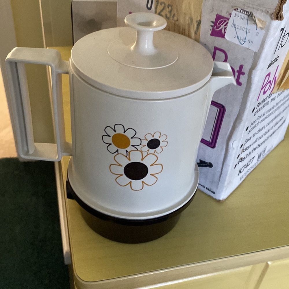 Hot pot from the 90’s works and looks good! 5 cups in original box